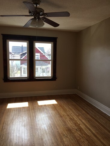 Building Photo - 304 Roesch Ave