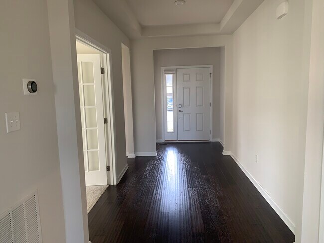 Building Photo - 127 Shady Creek Ln