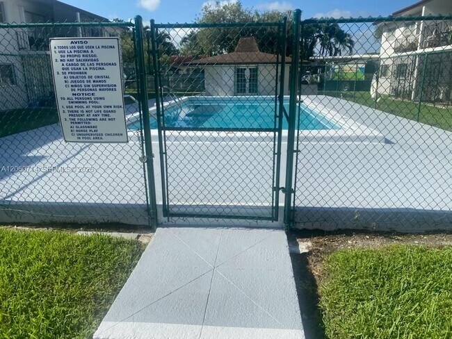 Foto del edificio - 9520 SW 8th St