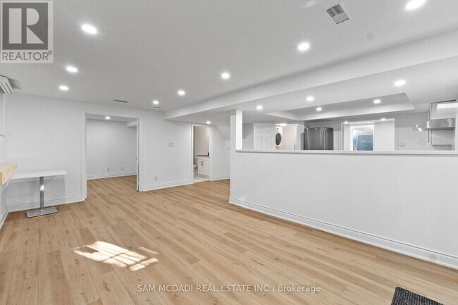 Building Photo - 5436 Edencroft Crescent
