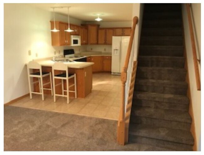 MUCHOS GABINETES - 12824 43rd St NE