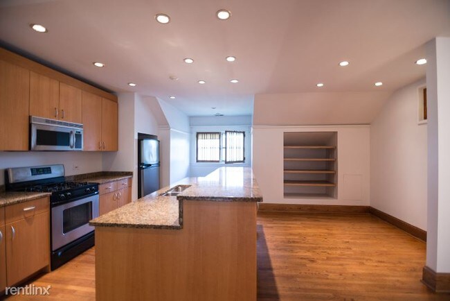 Building Photo - 3 br, 1 bath Apartment - 2556 North Kimball