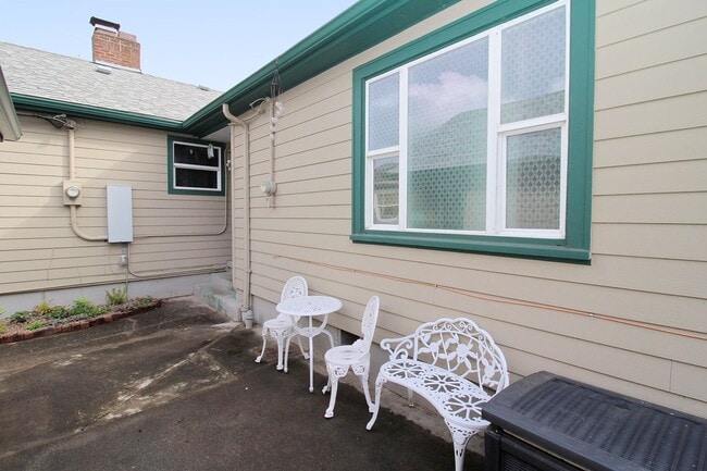 Building Photo - 1215 NE 70th Ave