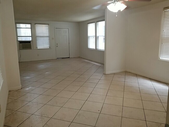 Building Photo - 114 N Bernadotte St