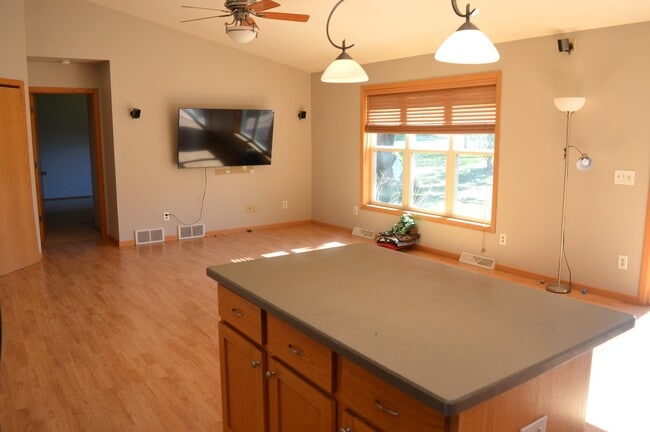 Building Photo - 715 Ariel Ln