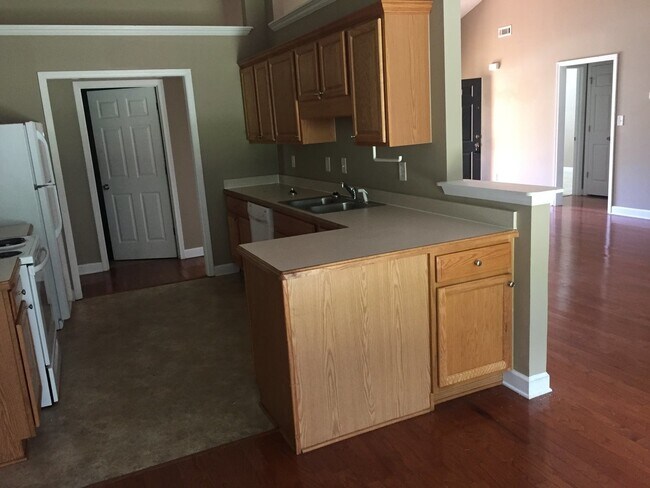 Building Photo - Quiet, single-family home