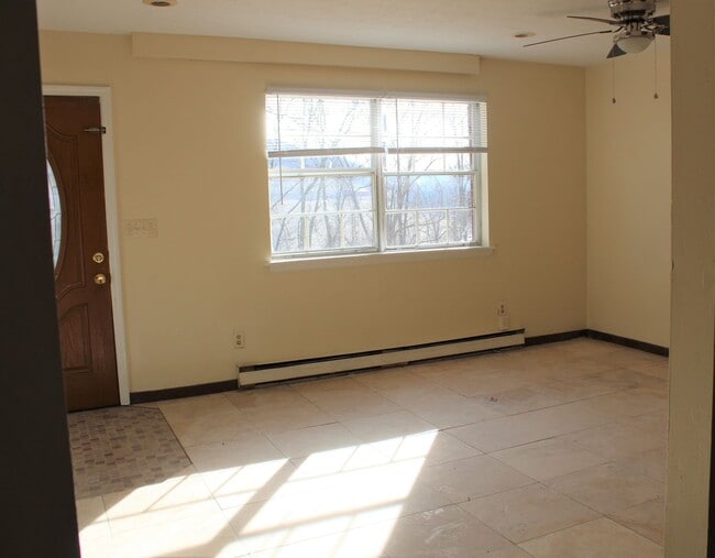 Building Photo - 3 Bedroom Townhouse - Near While Park - 06/04/2026