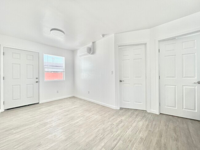 Foto del edificio - 1763 W 38th St