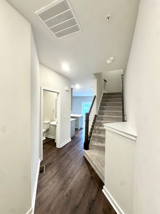 Foto del edificio - THREE BEDROOM/2.5 BATH TOWNHOME in Southern Lehigh School District
