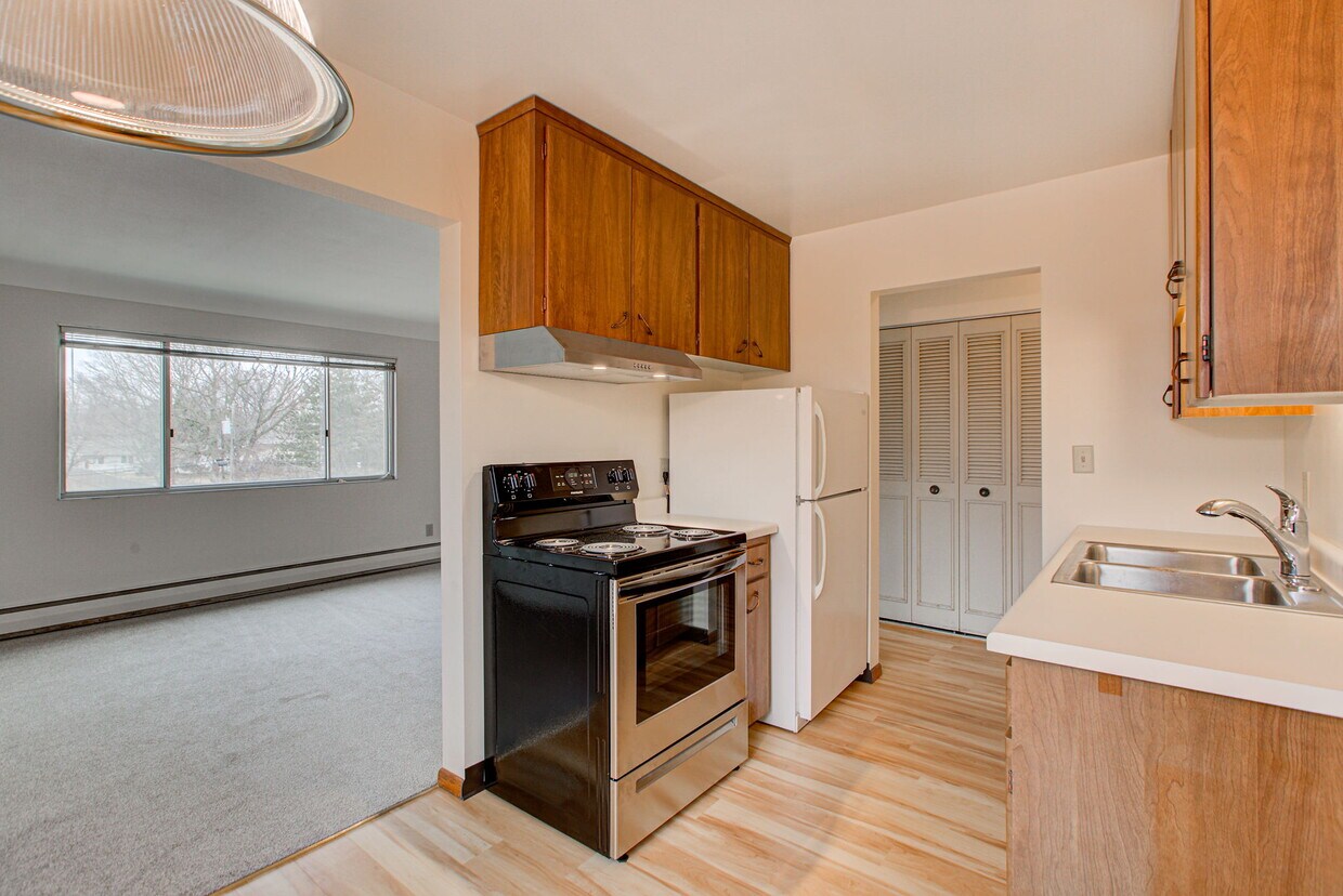 1900 Lexington Ave N Unit 8, Roseville, MN 55113 1900 Lexington Ave N