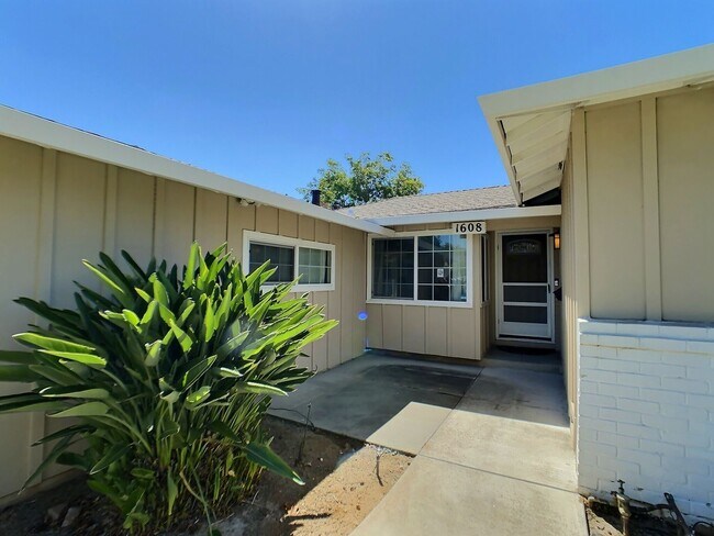 Building Photo - 4 Bedroom House a Block from Lietz Element...