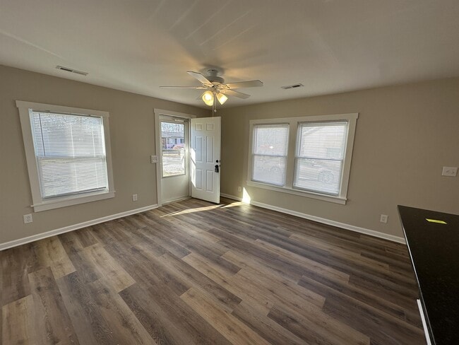 Building Photo - 609 Carver Ave