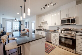 Building Photo - Taryn at 401