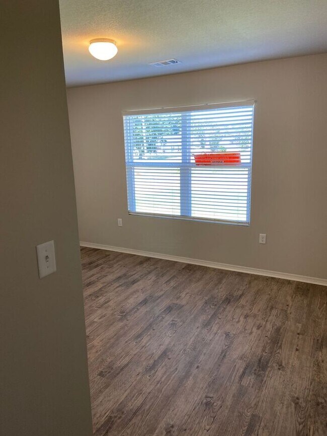 Building Photo - Three Bedroom | Two Bathroom Home in Fairv...