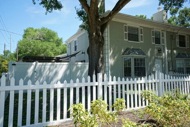 Building Photo - South Tampa Townhome