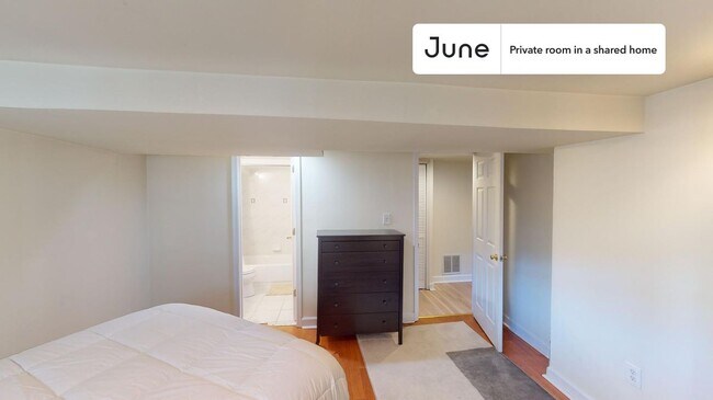 Building Photo - Private bedroom in 4 bed/3.5 bath Home
