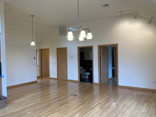 Building Photo - 208 Middle Rd