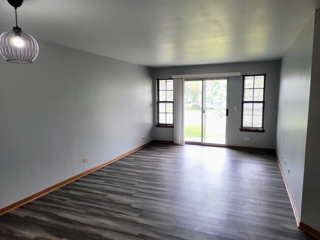 Building Photo - 600 W Streamwood Blvd