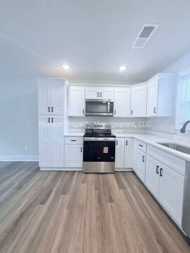 Foto del edificio - 7845 Wilkinson Dr