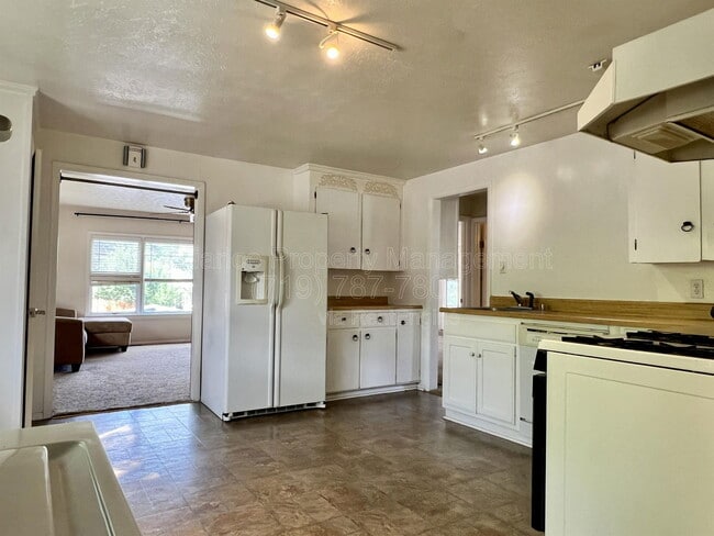 Building Photo - 1804 Fenmoor Pl