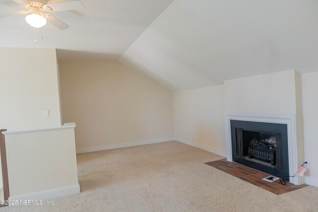 Building Photo - 842 Cedar St