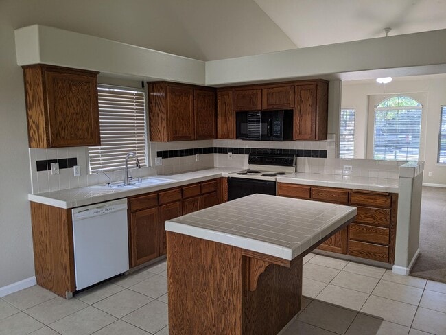 Building Photo - NE Fresno home close to Clovis North offer...