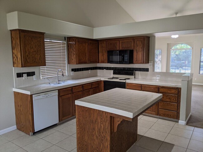 Foto del edificio - NE Fresno home close to Clovis North offer...