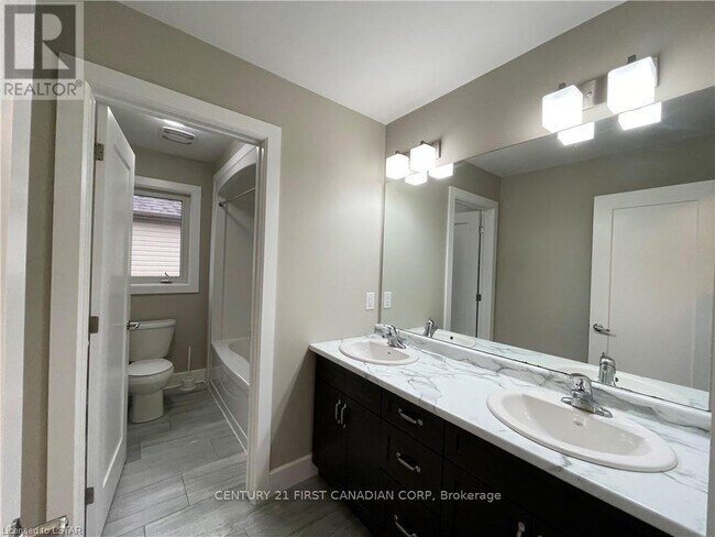 Building Photo - 515 Sophia Cres