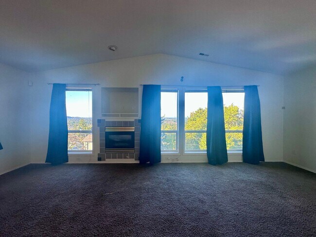 Foto del edificio - Charming Duplex 3 Bed 2 Bath w/ Double Car Garage and a Beautiful View in Portland!