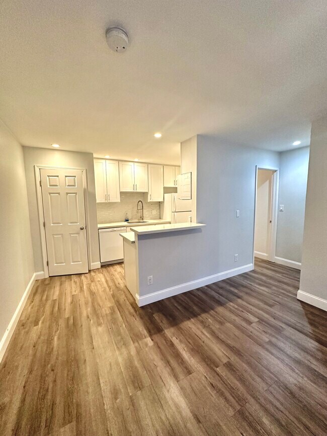 Living Room - 401 Piccadilly Pl