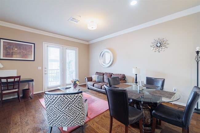 Foto del edificio - 2400 McCue Rd