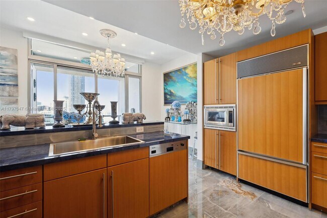 Building Photo - 1425 Brickell Ave
