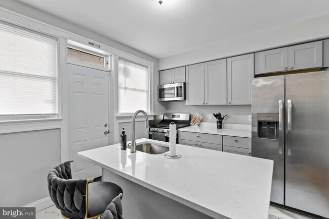 Building Photo - 910 N Kenwood Ave