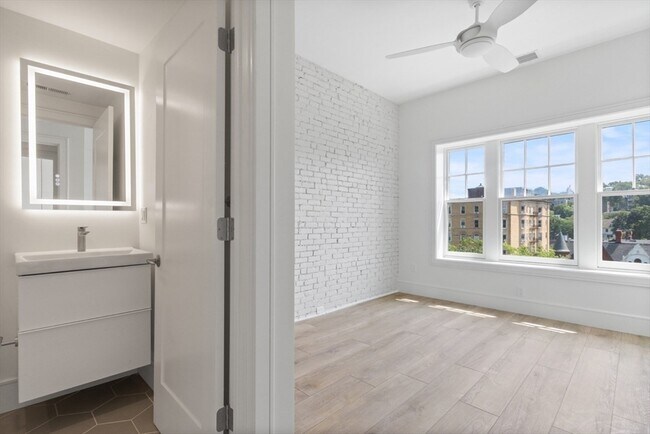 Building Photo - 1571 Beacon St