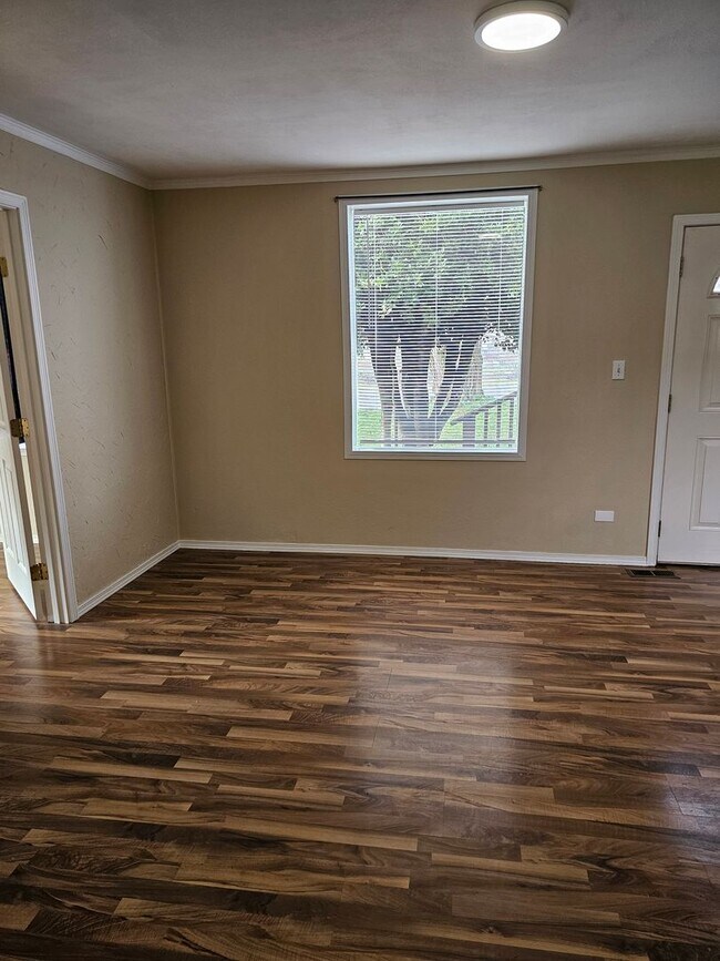 Foto del edificio - Charming 4Bed/2Bath Home in the Heart of Rainier! Available 6/10/26
