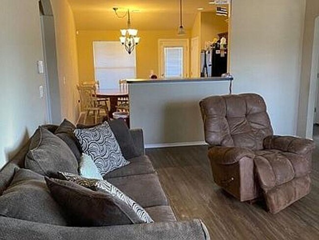 Foto del edificio - Charming Mustang Home with Garage, Fenced Yard & Modern Amenities
