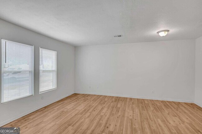 Foto del edificio - 1903 Whitehall Forest Ct SE