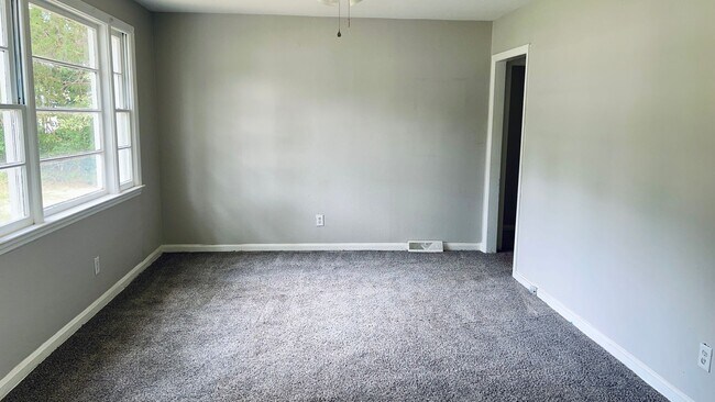 Building Photo - 3 Bed and BIG Yard!