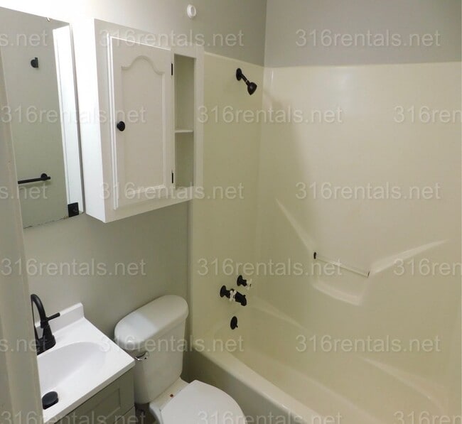 Foto del edificio - Two bed one bath duplex for rent NOW!
