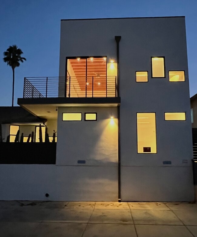 Building Photo - 2076 Blake Ave