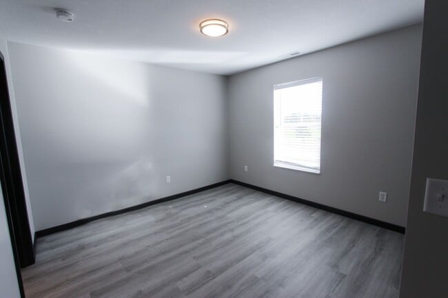 Building Photo - New! Beautiful 2 Bed, 1.5 Bath Apartment i...
