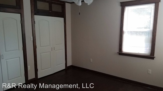 Building Photo - 2 br, 1 bath House - 4 SW Main Street