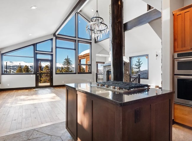 Building Photo - Views, Luxury, Space, Deck, Fireplaces, 4 ...