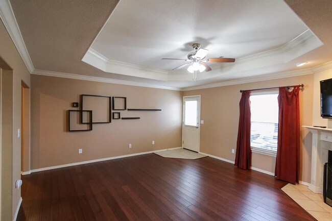 Building Photo - Chic 3-Bedroom Gem with Modern Kitchen & S...