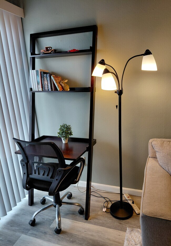 Foto del edificio - 12166 Metric Blvd