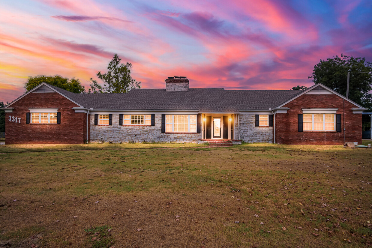 Primary Photo - 3317 E Maxwell Dr