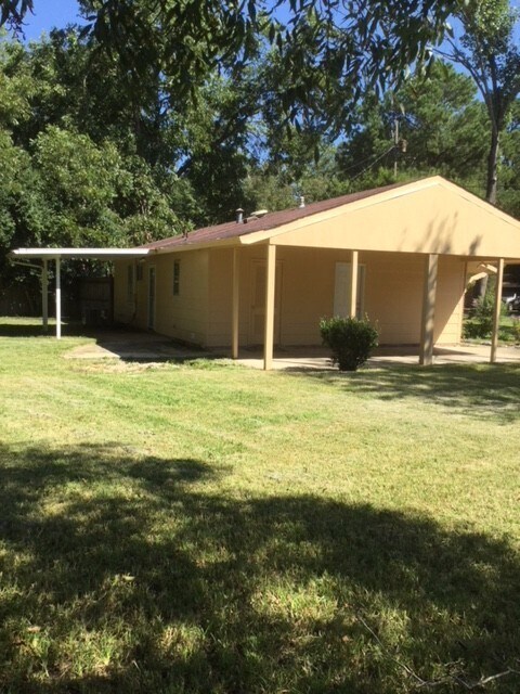 Building Photo - Three Bedroom