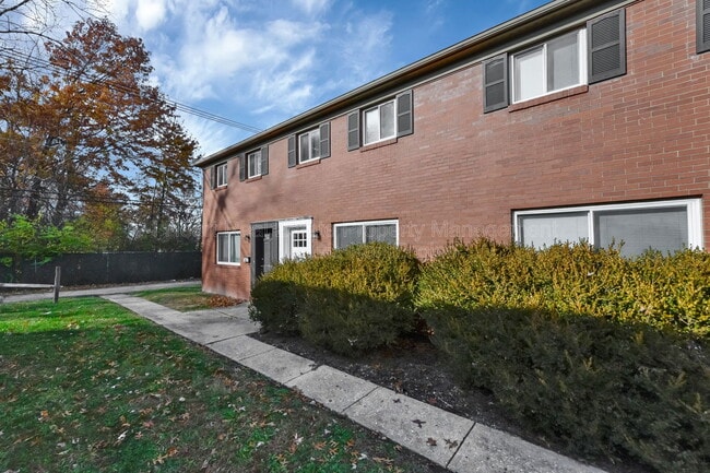 Building Photo - 870 N Meadows Ct