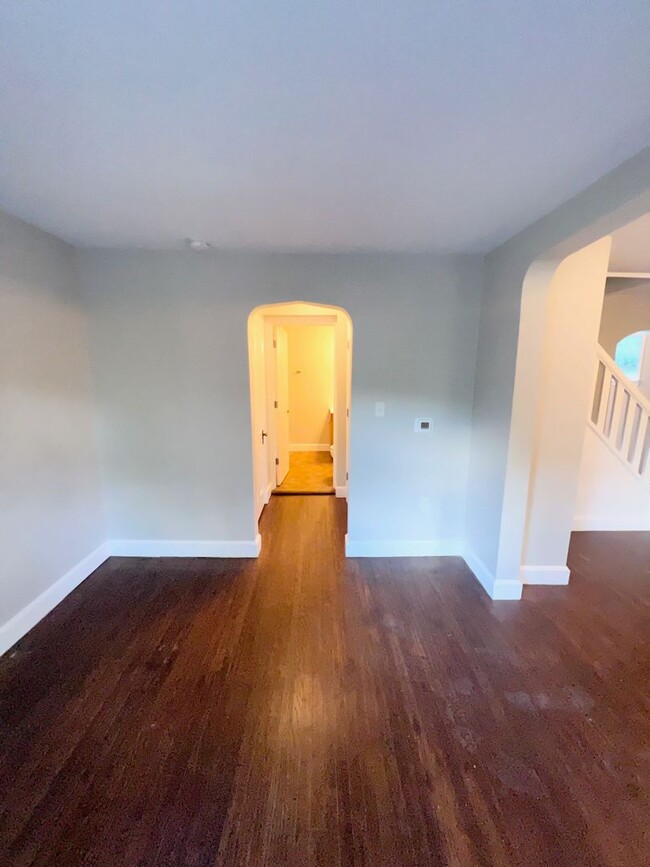 Building Photo - Newly Renovated 3 Bedroom, 1 Bathroom in M...