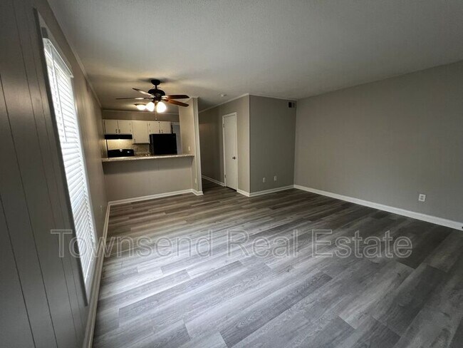 Foto del edificio - 5874 Century Oaks Dr
